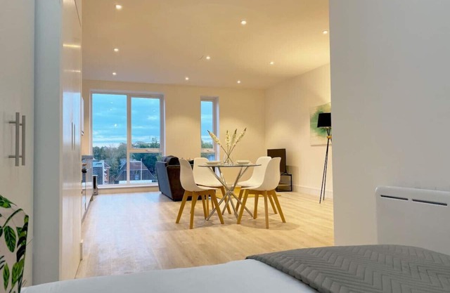 Apartment 9 Bright and light studio apartment in Fleet