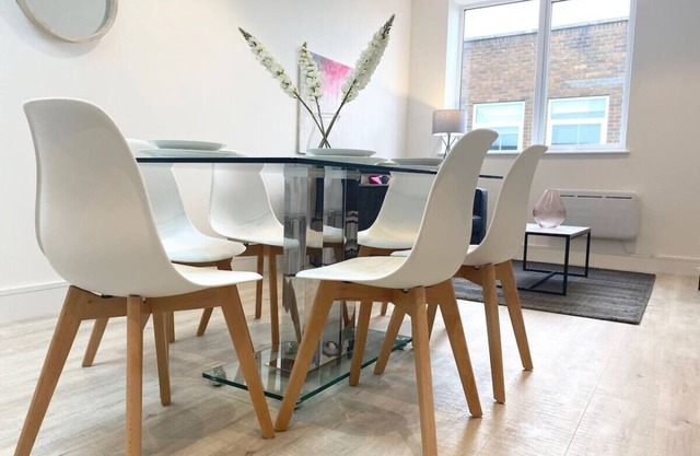 Apartment 4 is a beautiful Morden apartment. Sleeping 6 guests