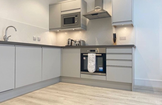 Apartment 5 is a lovely Bright and modern apartment. Sleeping 5/6 guests