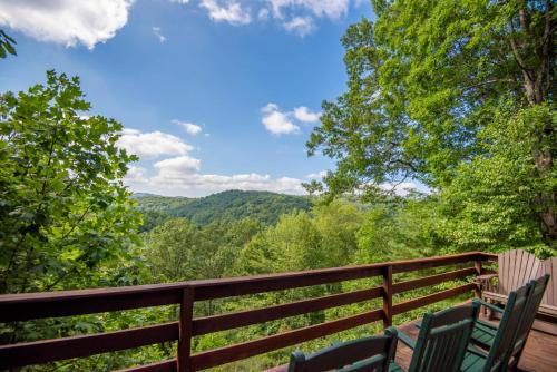 Fleetwood Falls - VIEWS - Lake and New River Access - Close to Todd & Boone - 30 Min to Skiing