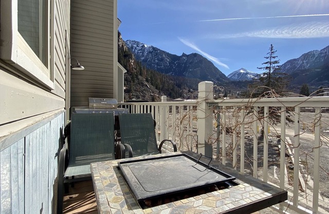 Flexcation in our mountain townhome | relax + walk to hot springs