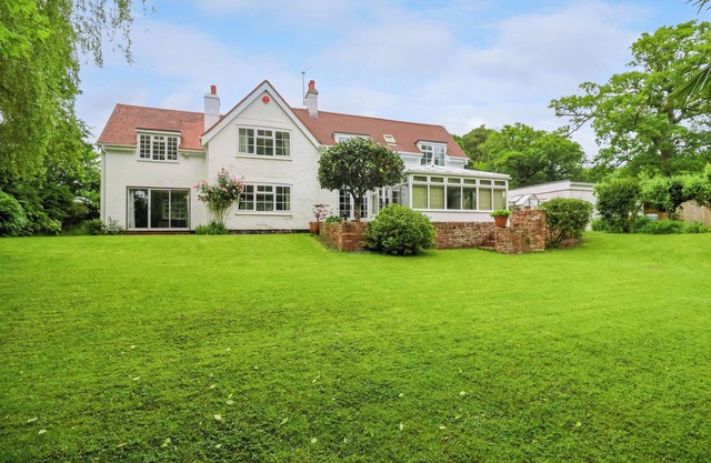 FLEXFORD MILL COTTAGE, pet friendly, with a garden in Lymington