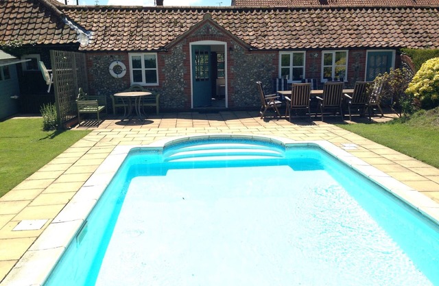 CHALET À BASE DE FLEURS POUR LES CHIENS AVEC PISCINE, AGA, SOMMEIL À FEU OUVERT 8