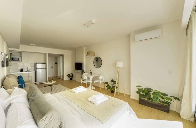 Fliphaus + BE Libertador - Lux 3 Pax Loft 13-16