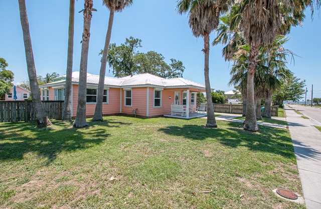 Flirty Flamingo! Your dream vacation home! In-Ground Pool = Perfection!