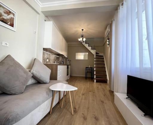 Florents 1-Bd Villa, free parking and garden