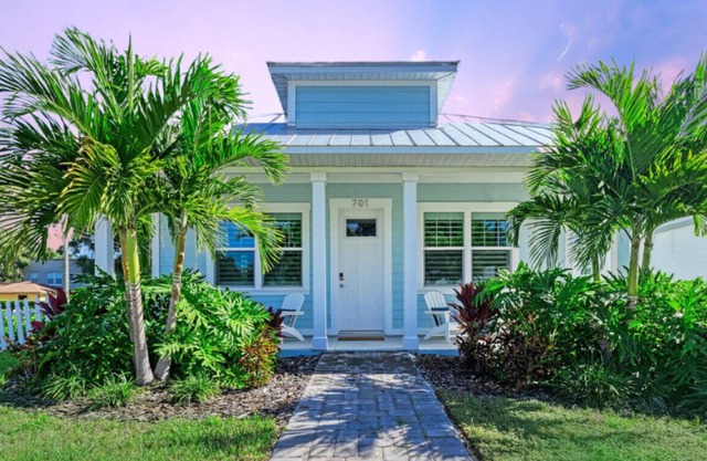 Brand New Coastal Cottage! Minutes to Beaches, Spring Training, and Downtown!!