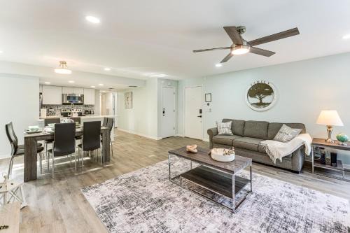 Florida Fun! Family Condo with Pool, 8 Mi to WDW