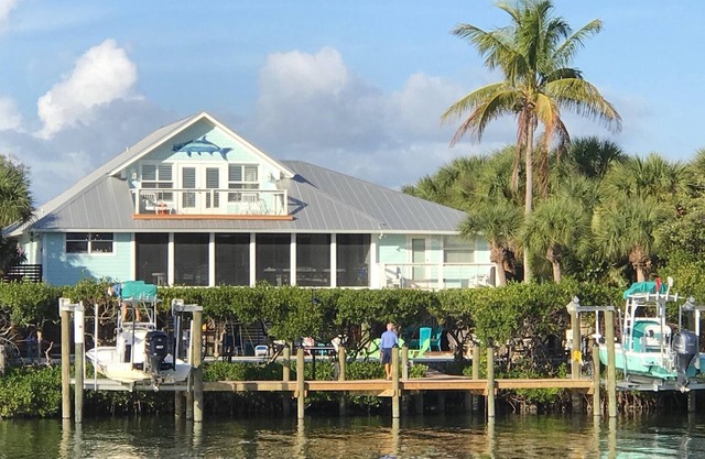 Le paradis des îles de Floride! Piscine, quai, bar au bord de la piscine et télévision. Proche de la plage.