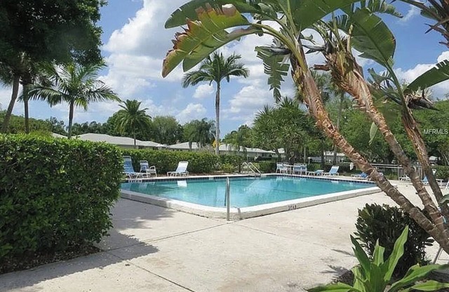 FLORIDA RETREAT-2/2 outdoor space, golf course views & two pools - 1 month min