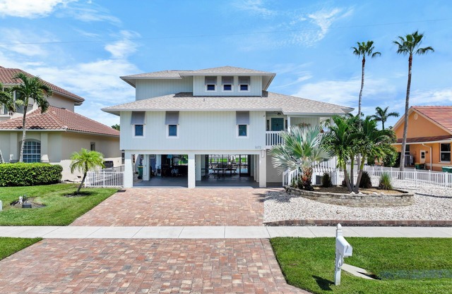 Florida-style home w/ pool, kayak, bikes, & ping pong