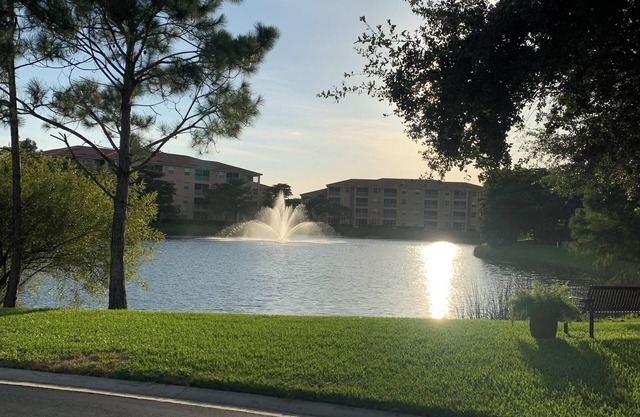Florida Vibes - A Fort Myers Gem- 2 Bedroom Condo.