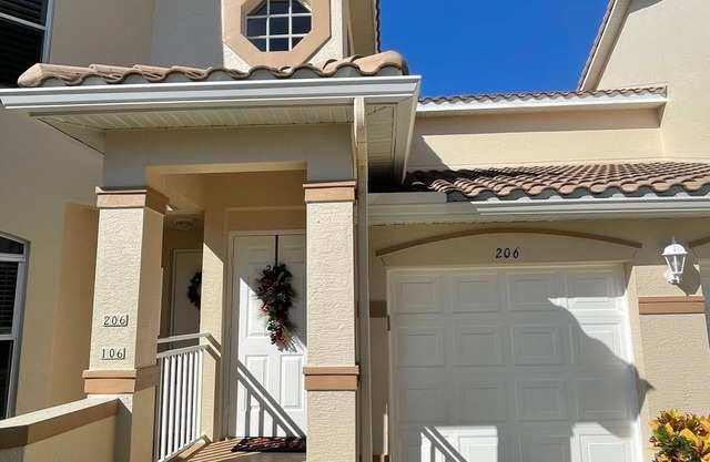 Floridian style Townhouse gated golf community 7 mins from beach