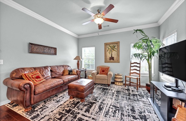 Flourishing Palm Place 3 BR 2 BA near XNA