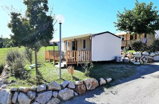 Mobil-home Confort XL 30,5 m² 2 chambres + Terrasse couverte + Climatisation + 2 salles de bain + TV 5 personnes