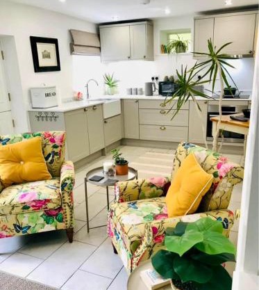 Flower Cottage by Ludlow Castle with Onsite Parking