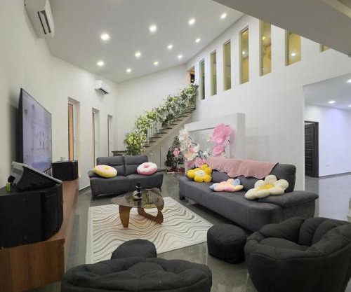 Flower Villa Taman Mount Austin For 16 pax