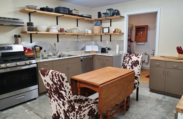 Fly-In Apartment with plenty of Mountains and outdoor activities to enjoy!