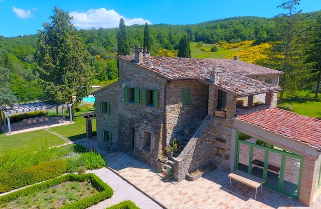 Fonticchio: Villa de luxe avec de superbes vues, piscine à débordement, climatisation. Wifi gratuit