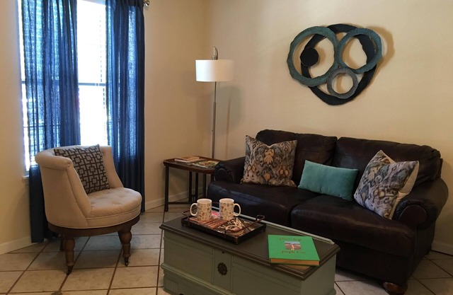 FOOTBALL / VISITER LES ÉTUDIANTS / EMPLOI / HIGH ROAD 2 MILES TO FSU STADIUM, TV W. HULU, CALME