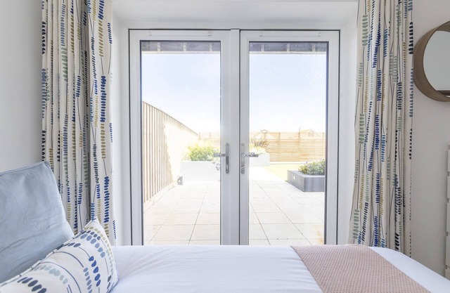 Footsteps to the beach, enjoy seaviews & sunsets