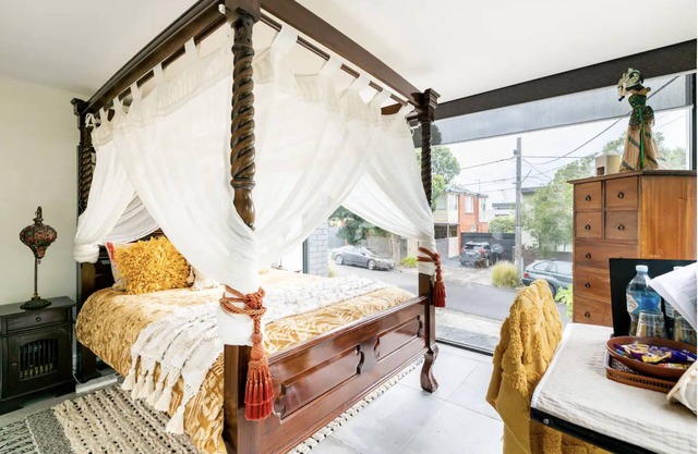 (1) km from Black Rock Beach- Melbourne. Relaxing Bayside Boutique Retreat.