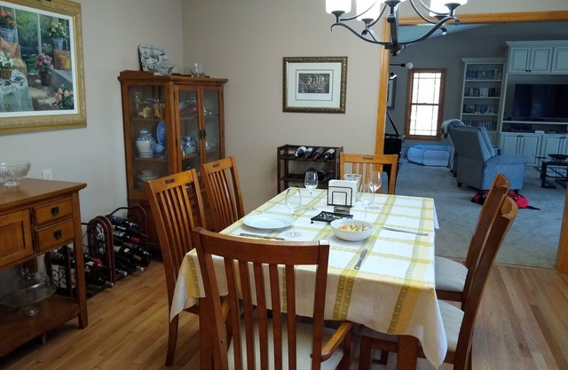 For Bloomington Solar Eclipse: Fabulous 4-bedroom house w/ WiFi on 1 acre