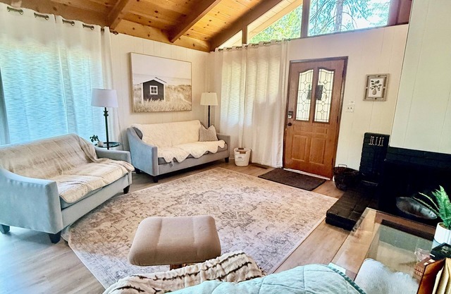 For the discerning guest. Cabin at Lilac Terrace 🌲⛷️with summer TH Lake Access.