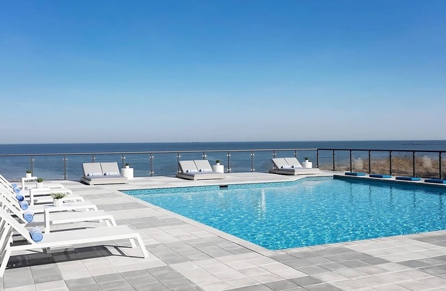 For the Whole Family! 3 Great Units, Onsite Pool, Near Cape Henry Lighthouse