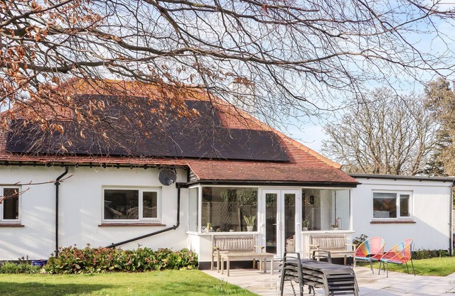 FORELAND COTTAGE, pet friendly, with pool in St Peters, Broadstairs