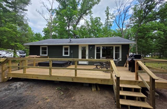 Foreman Lakefront Cabin Hot Tub Wi-Fi Dog Friendly