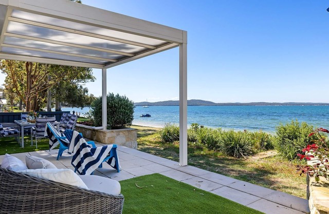Foreshore Bliss - waterfront luxury accommodation, water views