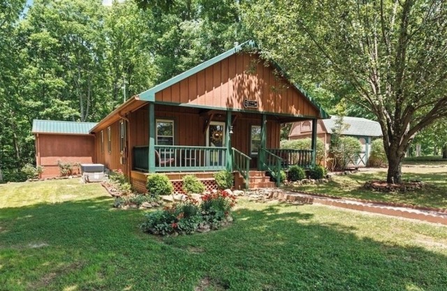 Forest cabin with sauna, ping pong, 5 min drive to local trails