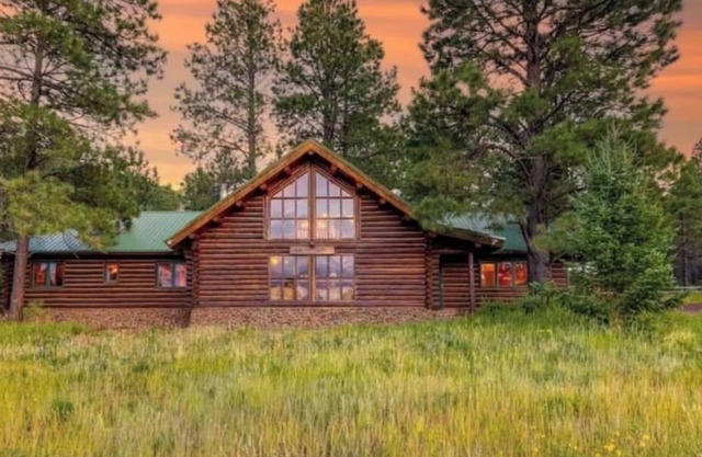 Escape to the forest, Family Log Cabin! Hiking, biking, basketball, game room!