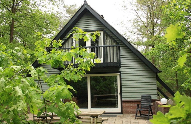 Bungalow confortable avec une cheminée dans la forêt