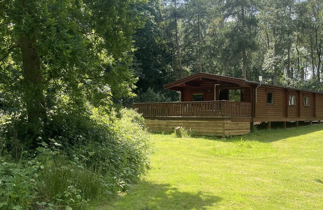FOREST LODGE, country holiday cottage, with hot tub in Kenwick Woods