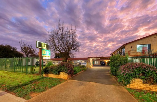 Forest Lodge Motor Inn & Restaurant