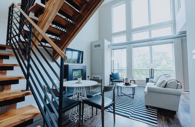 Open 2BR-1BA Penthouse w Balcony & Pool