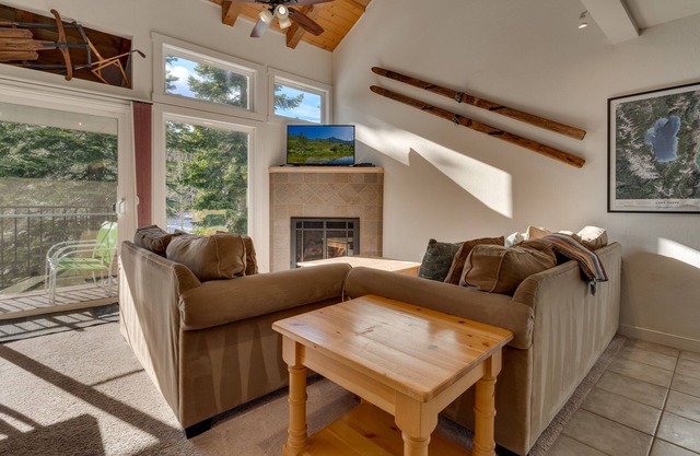 Forest Retreat: 4 BR, 2 BA Townhouse à Carnelian Bay, pour 10 personnes