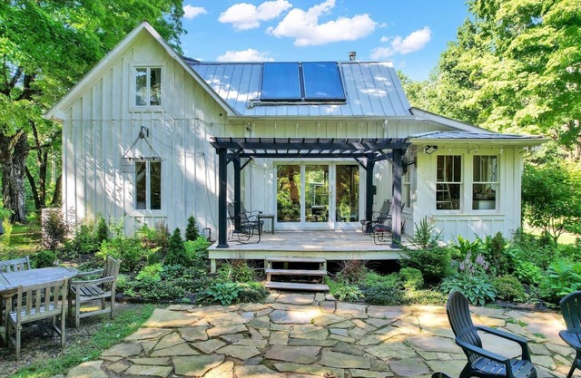 Forest Retreat: Poolside Bliss Close to Campus