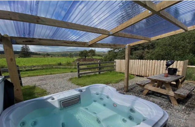 Forest View Cottage - Private Hot Tub