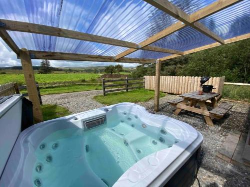 Forest View Cottage - Private Hot Tub