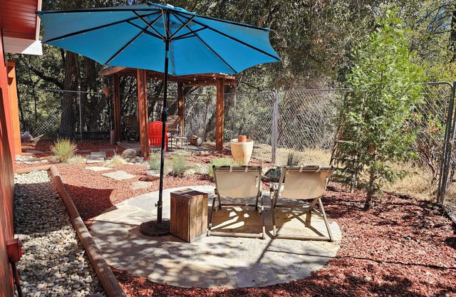 Forested Solitude in Ahwahnee, stargaze in the spa in this quiet pine forest