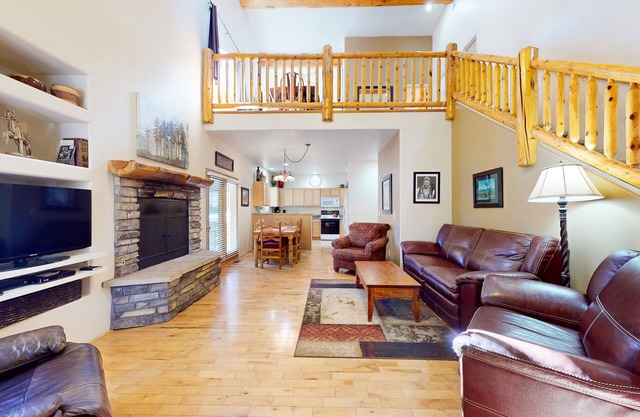 Forested townhome with flex loft, fireplace, outdoor dining, deck - near golf