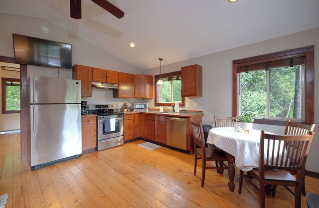 Forget Me Not Cabin in the Woods. Wood Stove, Wifi, W/D. Pet Friendly!
