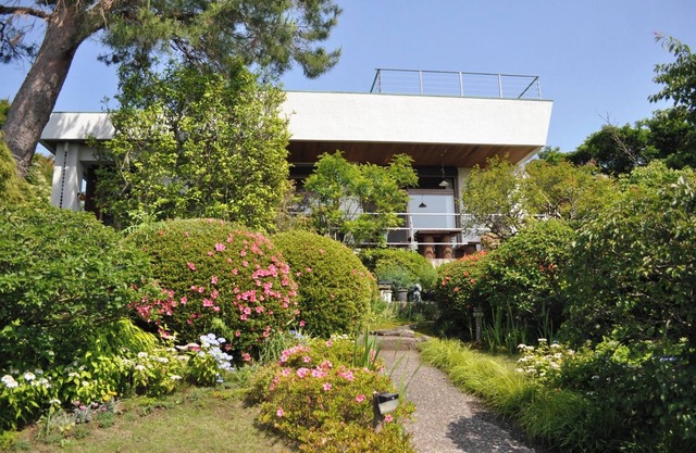 Forget the hustle and bustle of everyday life and / Ito Shizuoka