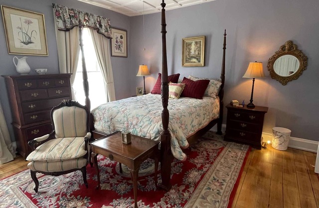 Formal & Friendly 2nd Floor Studio Apartment in Historic 1811 Row House