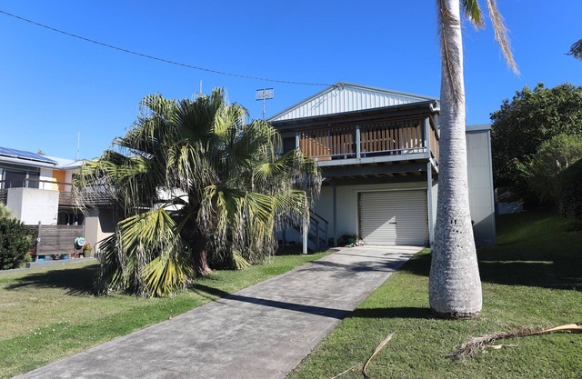 Forster Beach House: 2 BR, 1 BA in Forster, Sleeps 5