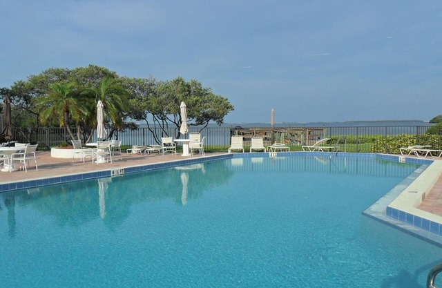 Fort DeSoto Beach - Une chambre moderne au complexe Holiday Island