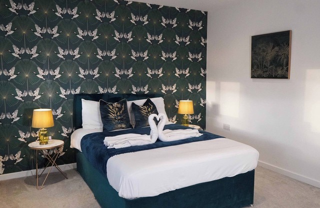 Fort Hse 6 big bedrooms 8 beds - Nec, JLR, M6, M42